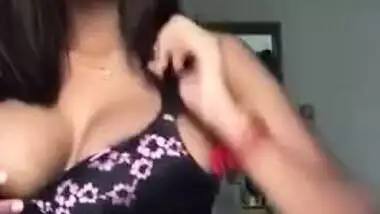 Adorable Tamil girl shows off her perfect Desi tits for XXX selfie
