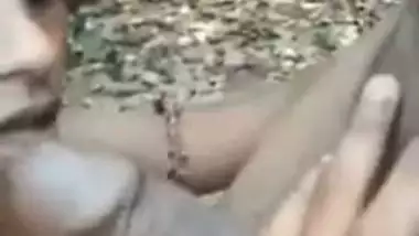 Desi lady sucks her lover’s dick outdoors on the farm