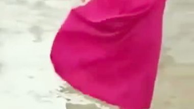 Petticoat bhabhi outdoor bath caught by neighbor