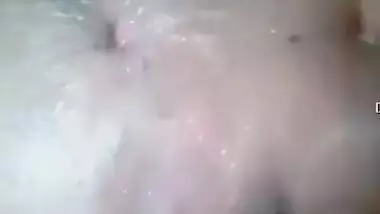 Camera makes the Desi forget about bathing and film XXX video