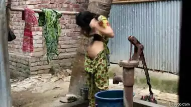 Desi girl bathing and dress changing hidden cam video