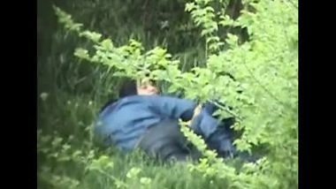 Boyfriend fucking his hot girlfriend in park