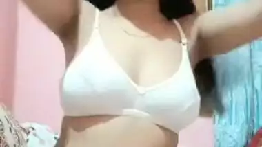 Desi Hot Girl Showing Her Boobs