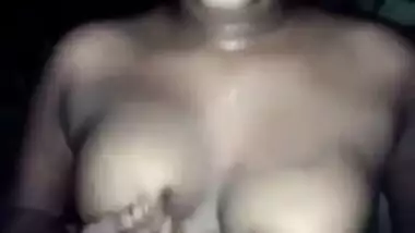 Desi sexy bhabi show her boobs