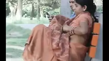 Gujrati Aunty Shows her Boobs in park outdoor mms