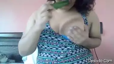 desi girl in full slut modesucking cucumber like pro