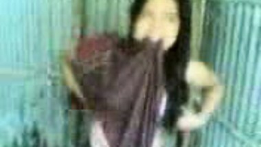 Bangladeshi Bhabi Bathing