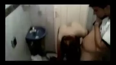 NRI girl’s first time bathroom sex video
