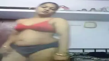 Desi self records her dress changing video