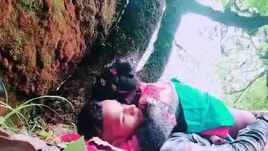 Mature bhabhi fucking young lover in jungle