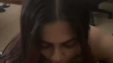 An Indian origin babe gives an NRI blowjob to her lover