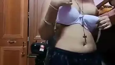 INDIAN HOT BEATUIFUL GIRL DRESSING AND SHOWING HER TO BOYFRIEND