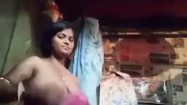 Bangladeshi village mom demonstrates big XXX tits in hot Desi video