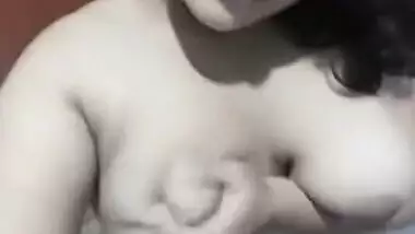 Desi chick is in the mood to play with natural boobs and pussy