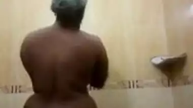 Hot tamil aunt taking shower 