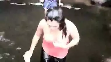 desi hot wet boobs show in waterfall