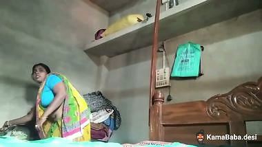 Village Bhabhi records her MMS in Indian nudes
