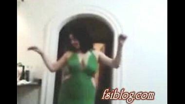 Gorgeous horny paki bhabi dancing front of cam