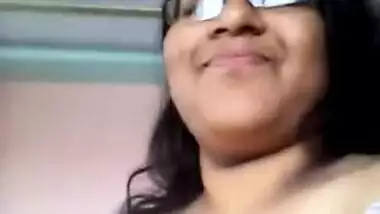 Desi wife exposes round ass and saggy tits for all the XXX watchers