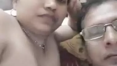 Romance MMS Of Sexy Gujarati Aunty With Family Friend