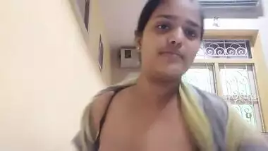 Sexy Indian girl takes her big XXX boobies out in the sex video