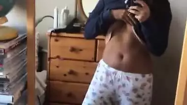 sexy desi babe showing her hot naval abs-short