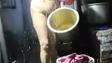 Indian Desi Bhabhi Bathing Vdo