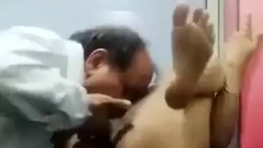 Desi doctor sex with busty aunty inside clinic