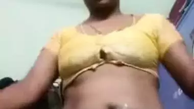 Indian MILF takes off her sex outfit to lay XXX parts open for fans