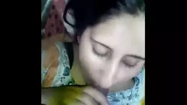 Mature bhabhi satisfies a college guy with a blowjob