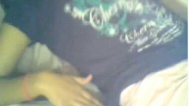 SEXY INDIAN ON WEBCAM PLAYING