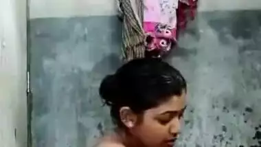 Sexy Desi Bhabhi Record Her Bathing Video For Lover