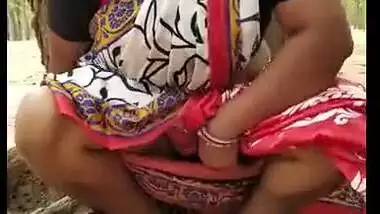 Sex video of shameless Desi mom who sits on the ground and pisses