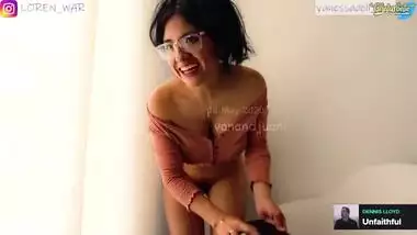 Indian hottie spreads pussy