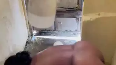 Mature big ass mom ready to take naked bath