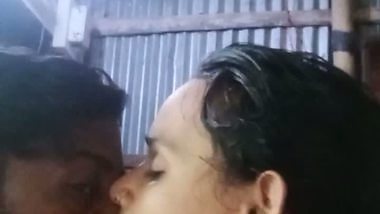Dhaka guy boob presses and kisses in desi x video