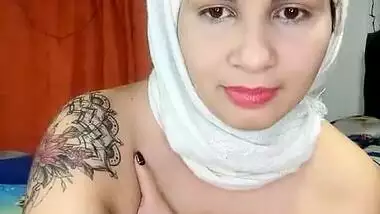 Hot Desi Girl in hijab showing her naked body