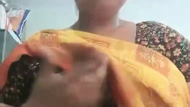 Chubby MILF in saree showing naked boobs and pussy