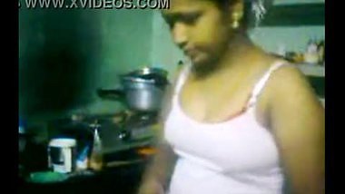 Bhabhi boobs captured after bathing