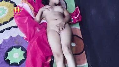 Sexy indian milf amisha saree strip and fingering