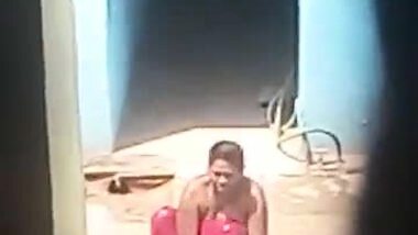 South Indian Aunty In Saree Bathing Video In