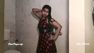 tamil college girl alia advani taking shower