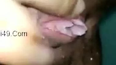 Nude Indian minx fingers XXX peach while recording sex selfie in bath