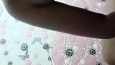 Pretty Desi sexpot records for BF how she washes XXX body at home