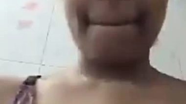 Desi Unhooking bra solo selfie