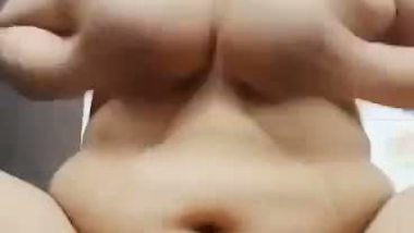 Milf squeezes boobs and fingering in desi nude video