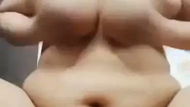 Milf squeezes boobs and fingering in desi nude video