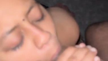 Desi nude lady gives a handjob to taste the man’s cum