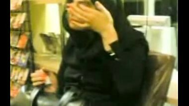 Arabian Aunty Daring Boobs Show in Public Place