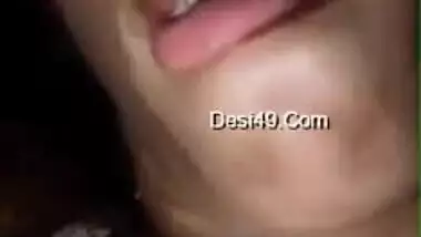 Inventive Desi woman cheers self-isolated boyfriend up by some porn